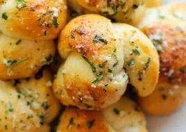 GARLIC KNOTS